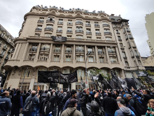 Unos cortan rutas y matan, otros paran y permanecen en el Ministerio de Trabajo