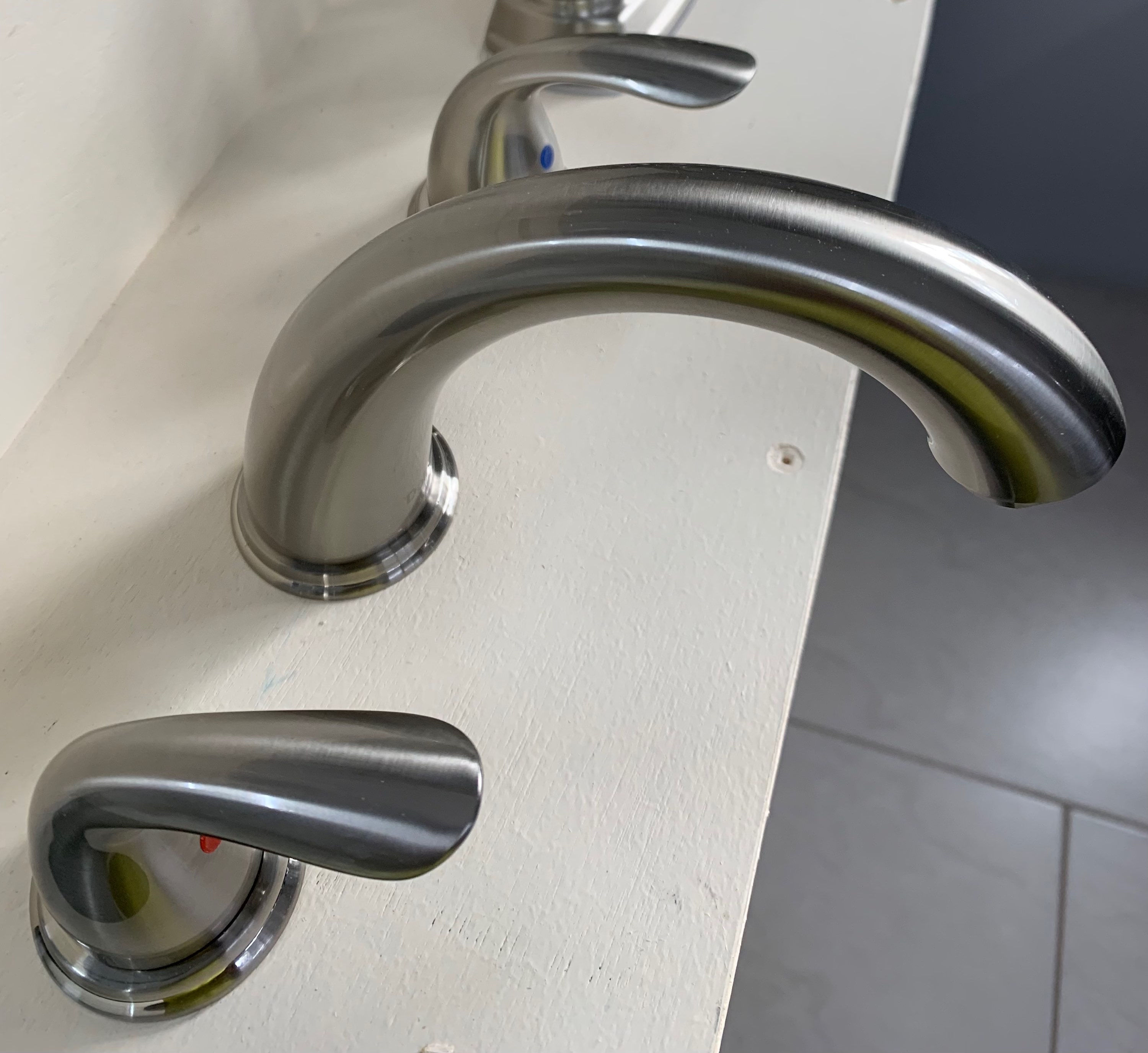 Dalmo Bathroom sink faucet with popup drain