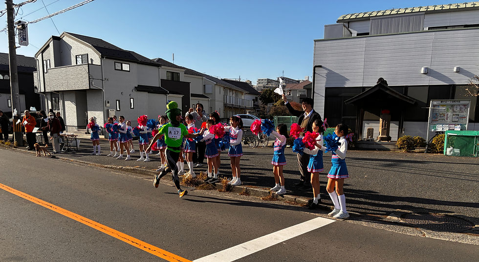 青葉区民マラソン大会で桐蔭学園チアダンス部が沿道でランナーを応援しました