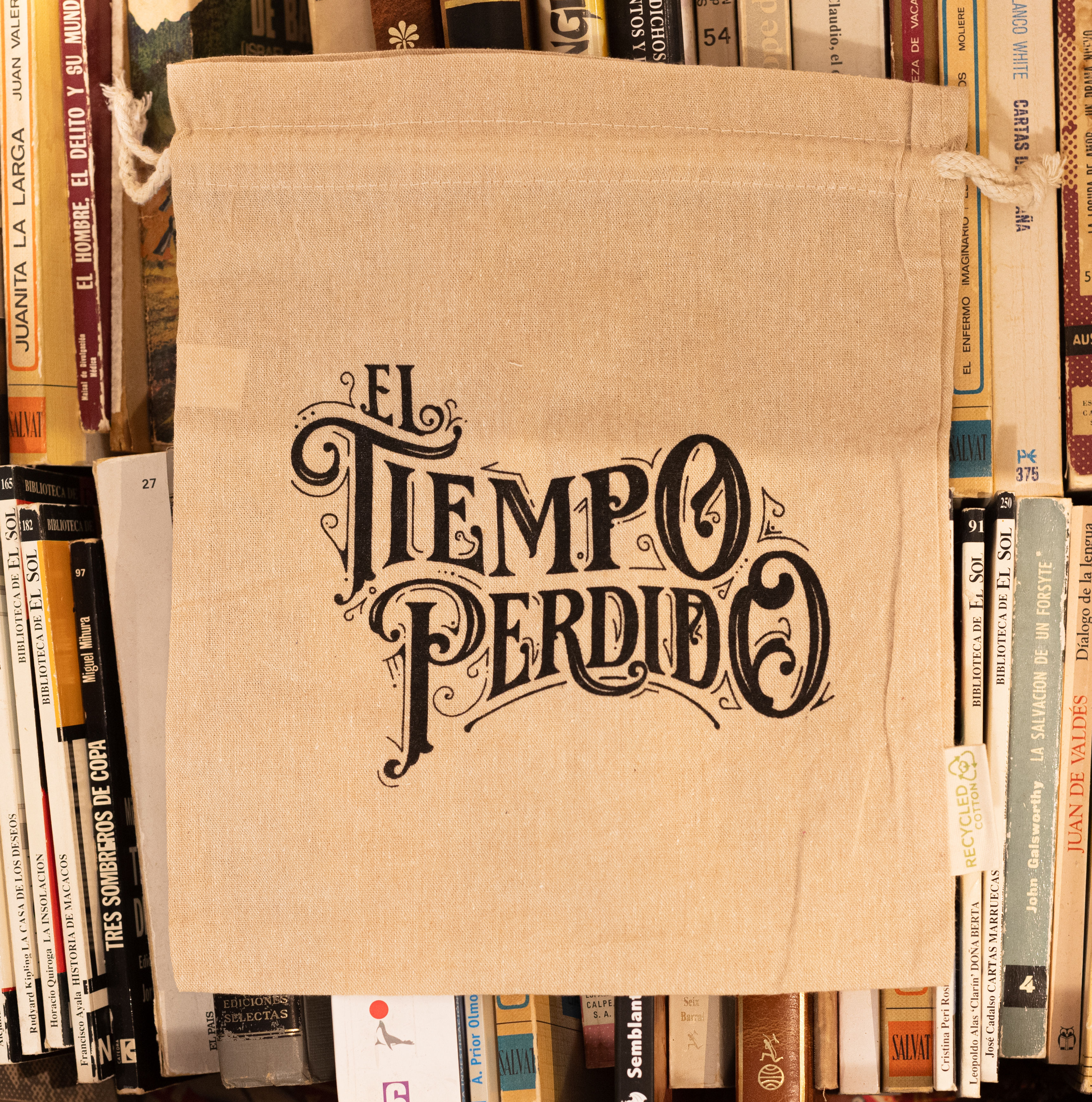 Portalibros con el logo de la tienda