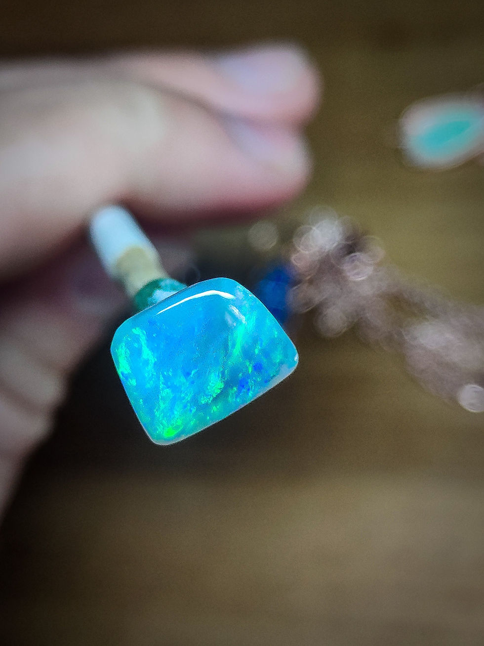 Opale sombre d'Australie , Lightning Ridge, 2 carats