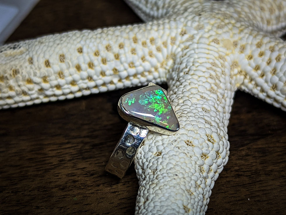 Miniature : Jolie bague avec opale sombre d'Australie en argent 925, taille 53 FR, 6.5 US.