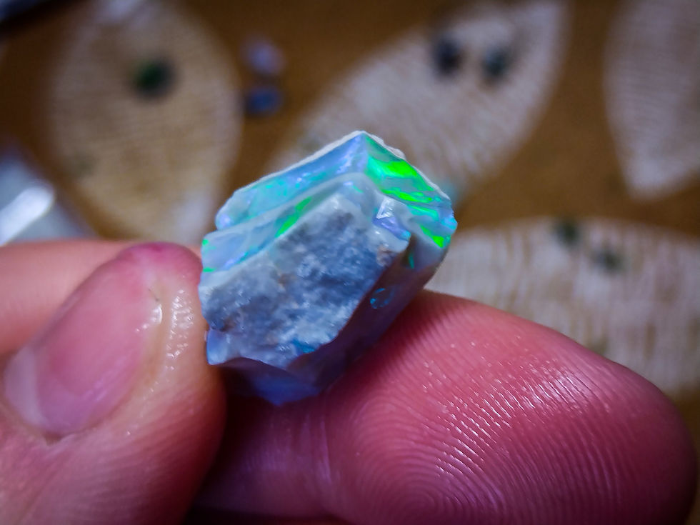 Miniature : Opale cristal brute d'Australie de Lightning Ridge, avec deux barres de couleurs