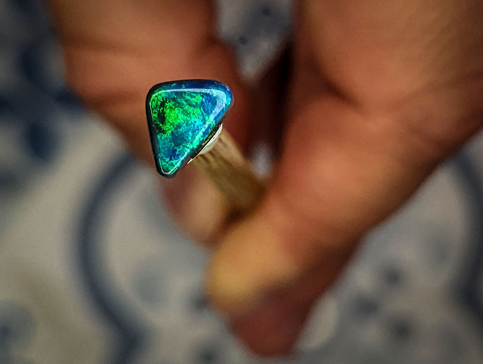 Miniature : Sublime petite opale noire d'Australie, Lightning Ridge, 1.040 carats