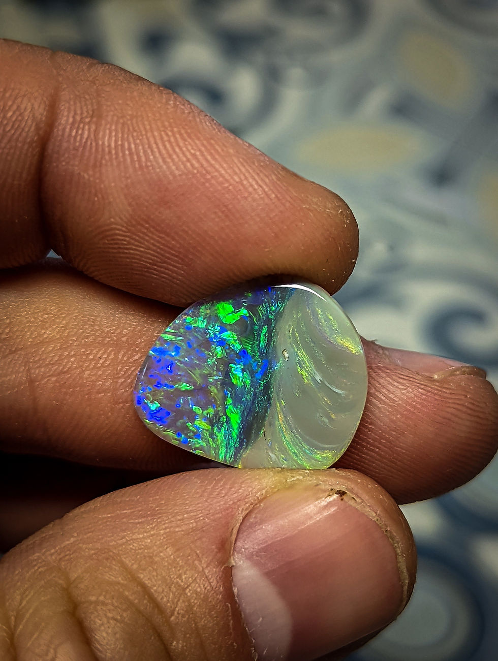 Miniature : Opale sombre d'Australie, Lightning Ridge, 5.83 carats