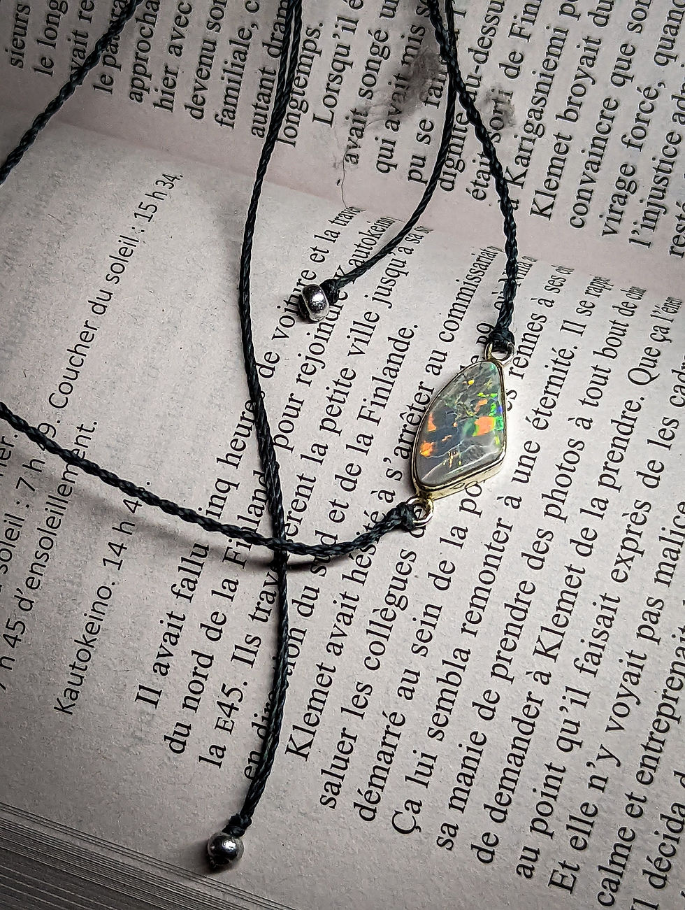 Miniature : Collier avec cordon réglable et opale sombre d'Australie, montage serti clos en 