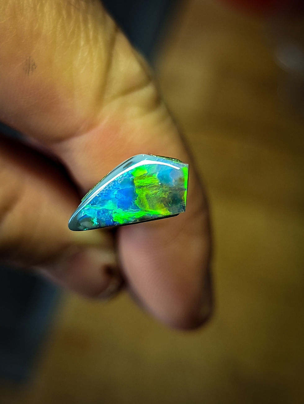 Miniature : Belle opale noire d'Australie, Lightning Ridge, 2.4 carat