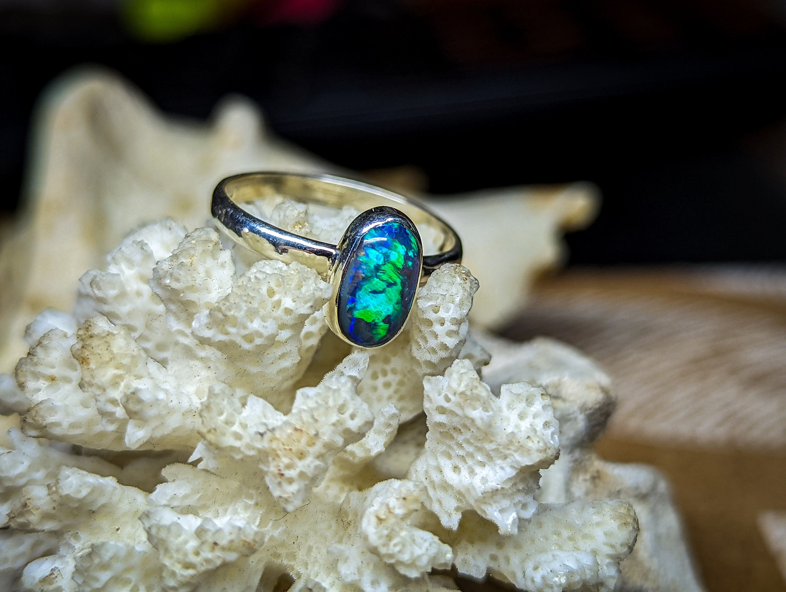 Splendide bague en argent 925 avec une opale crystal noire d'Australie, taille 5