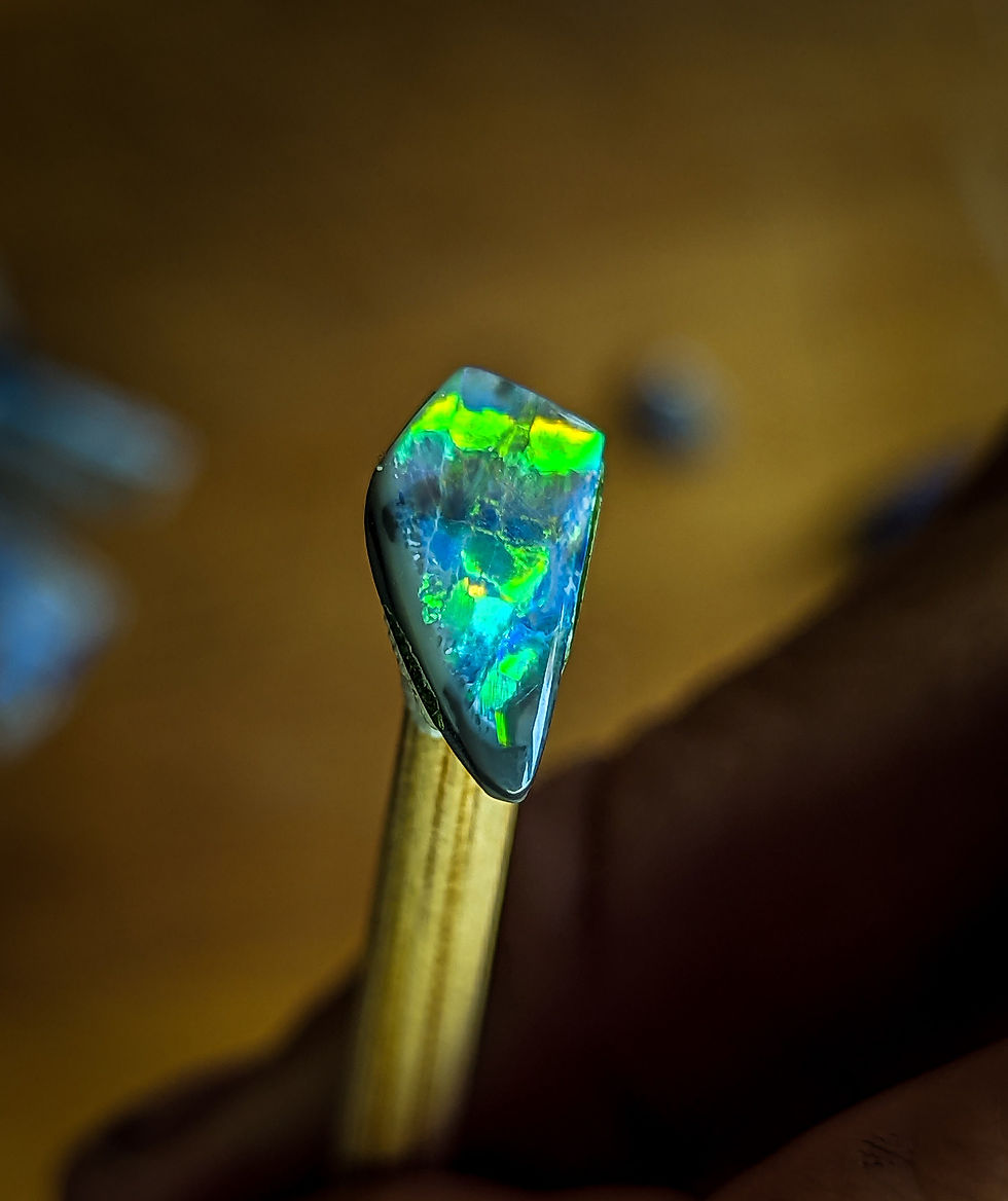 Miniature : Belle opale noire d'Australie, Lightning Ridge, 2.4 carat