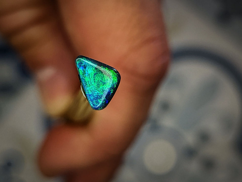 Miniature : Sublime petite opale noire d'Australie, Lightning Ridge, 1.040 carats