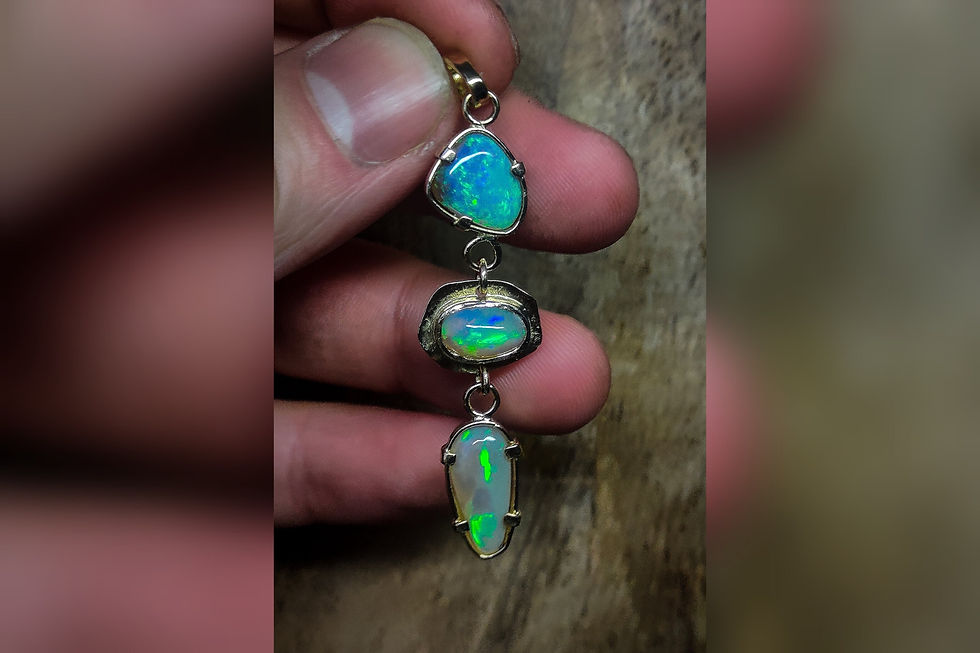 Superbe pendentif création unique en or 18 carats et opale cristal d'Australie c