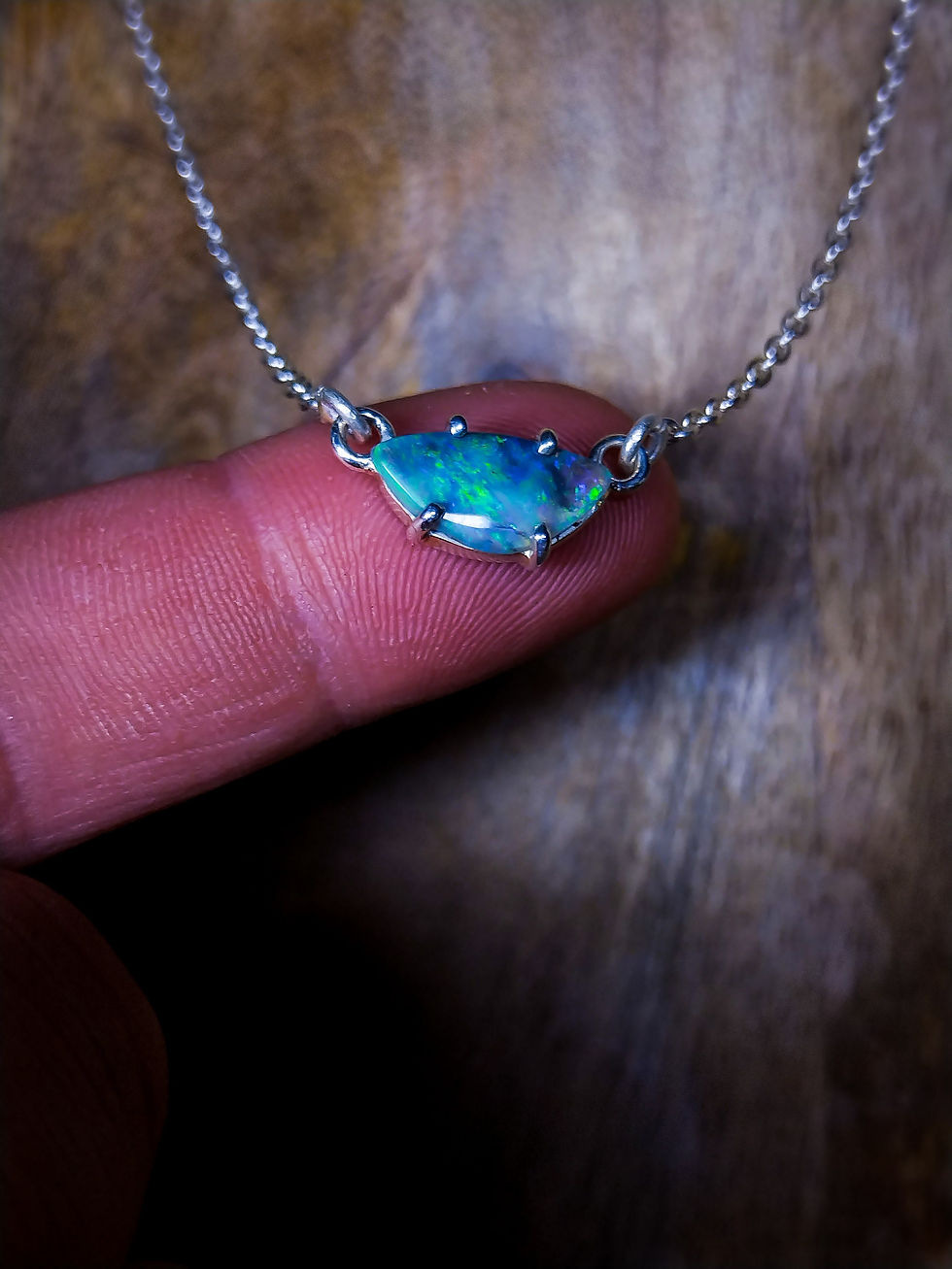 Miniature : Pendentif et chaîne avec une opale noire d'Australie, Lightning Ridge, argent 92