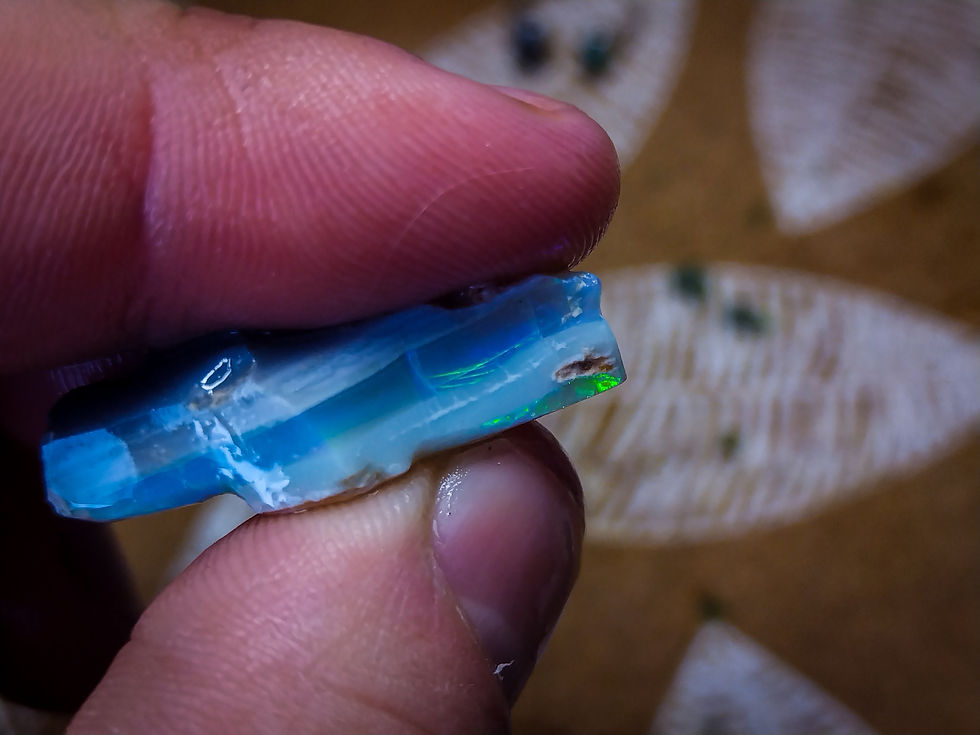 Miniature : Opale cristal brute d'Australie de Lightning Ridge, avec barre de couleur épaiss