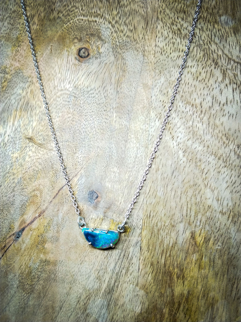 Miniature : Pendentif et chaîne avec une opale noire d'Australie, Lightning Ridge, argent 92