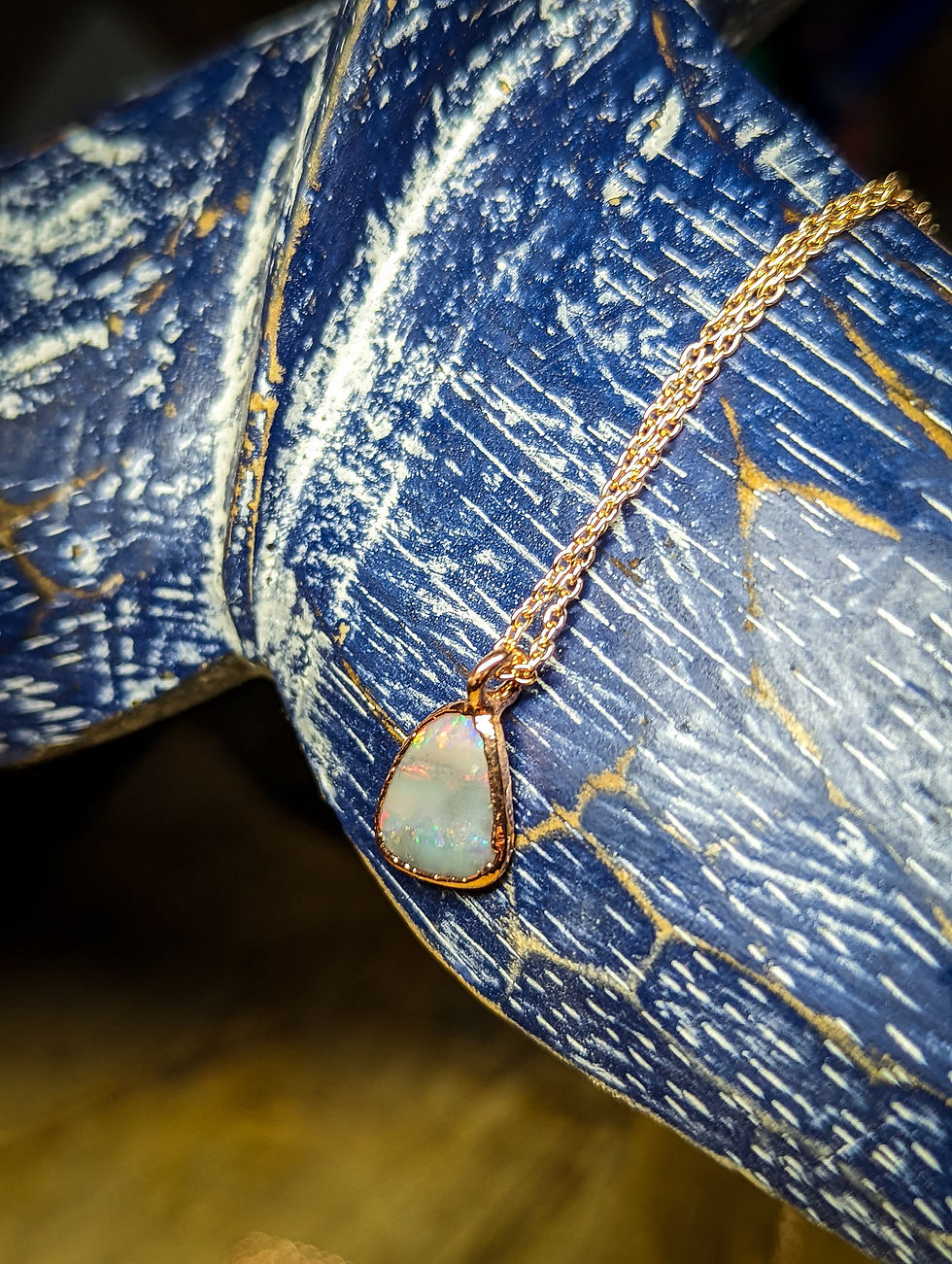 Miniature : Pendentif opale sombre d'Australie, style minimaliste, élégant et chic, électrof