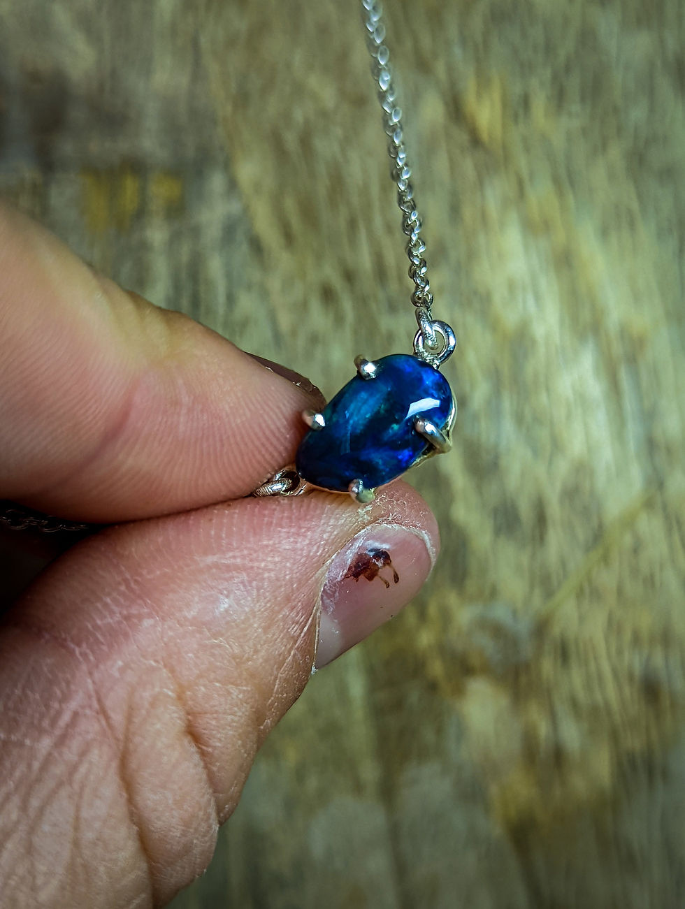 Miniature : Pendentif et chaîne avec une opale noire d'Australie, Lightning Ridge, argent 92