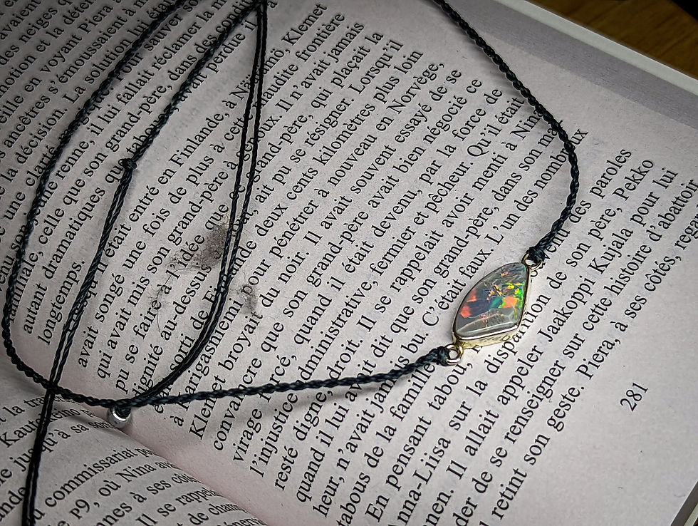 Miniature : Collier avec cordon réglable et opale sombre d'Australie, montage serti clos en 