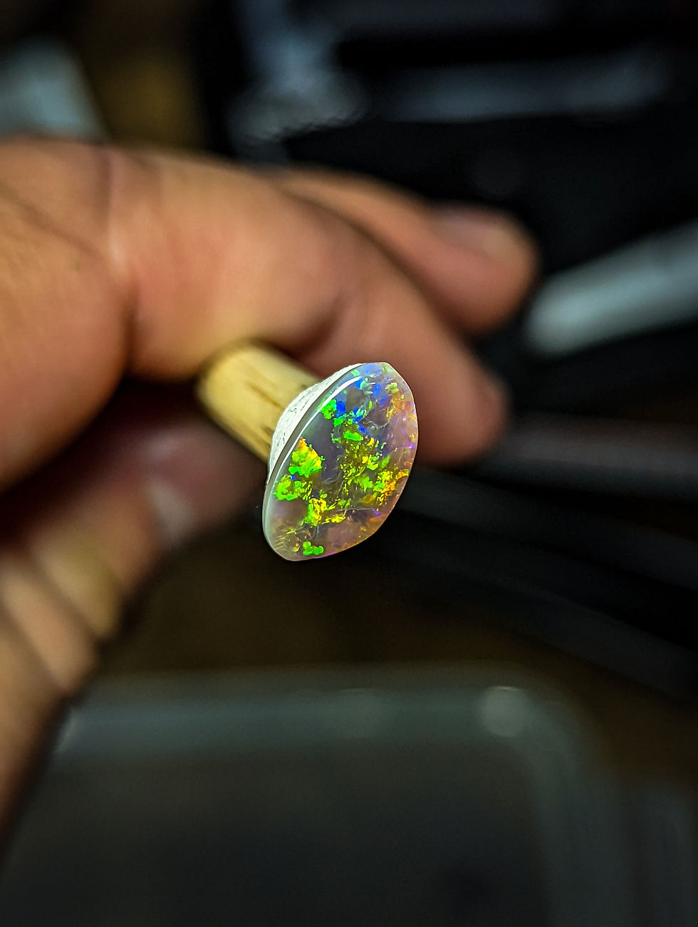 Miniature : Opale sombre d'Australie, Lightning Ridge, 1.1 carats