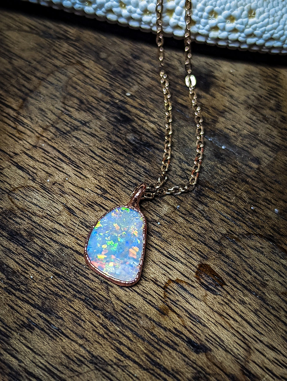 Miniature : Pendentif opale sombre d'Australie, style minimaliste, élégant et chic, électrof