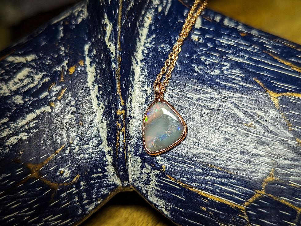 Miniature : Pendentif opale sombre d'Australie, style minimaliste, élégant et chic, électrof