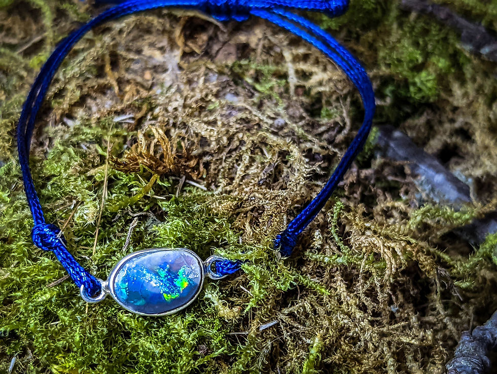 Miniature : Bracelet en micro macramé avec belle opale noire d'Australie, montage serti clos