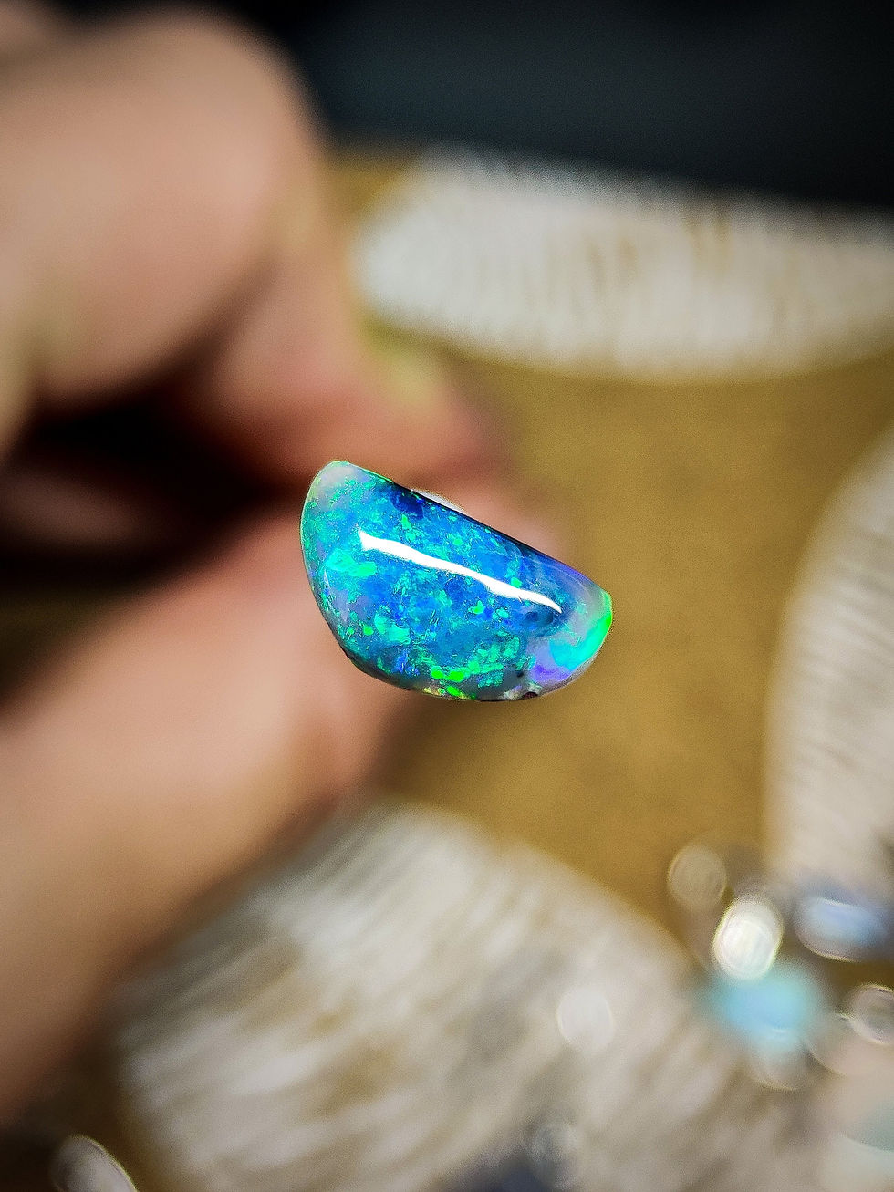 Miniature : Opale noire d'Australie Lightning Ridge, forme originale, 1.6 carats