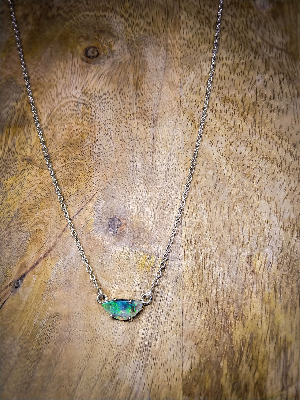 Miniature : Pendentif et chaîne avec une opale noire d'Australie, Lightning Ridge, argent 92