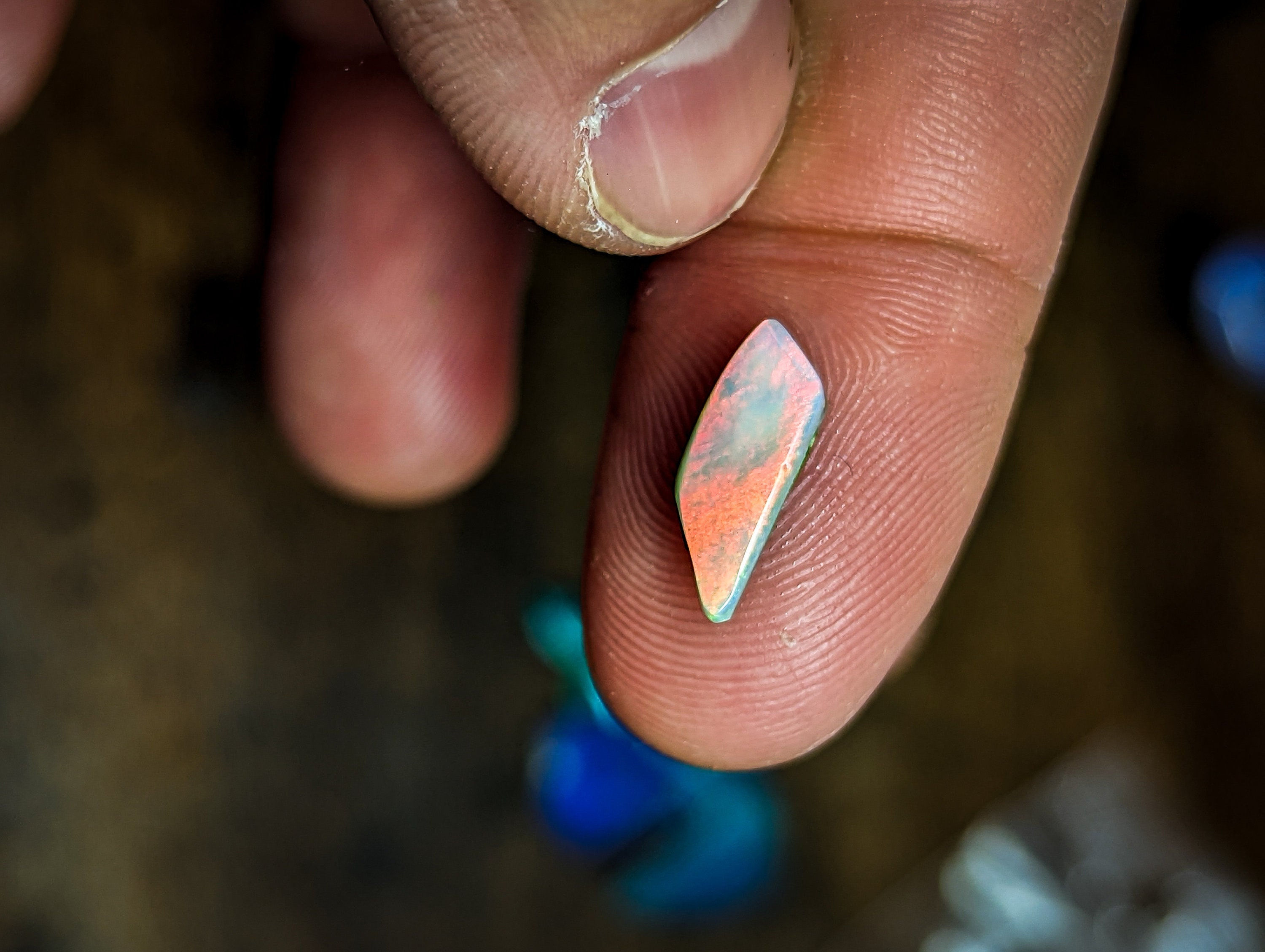 Opale sombre d'Australie, Lightning Ridge, 1.42 carats