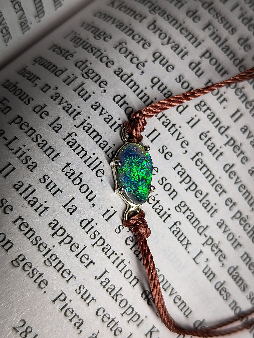 Miniature : Bracelet cordon réglable et belle opale noire d'Australie, montage serti clos en