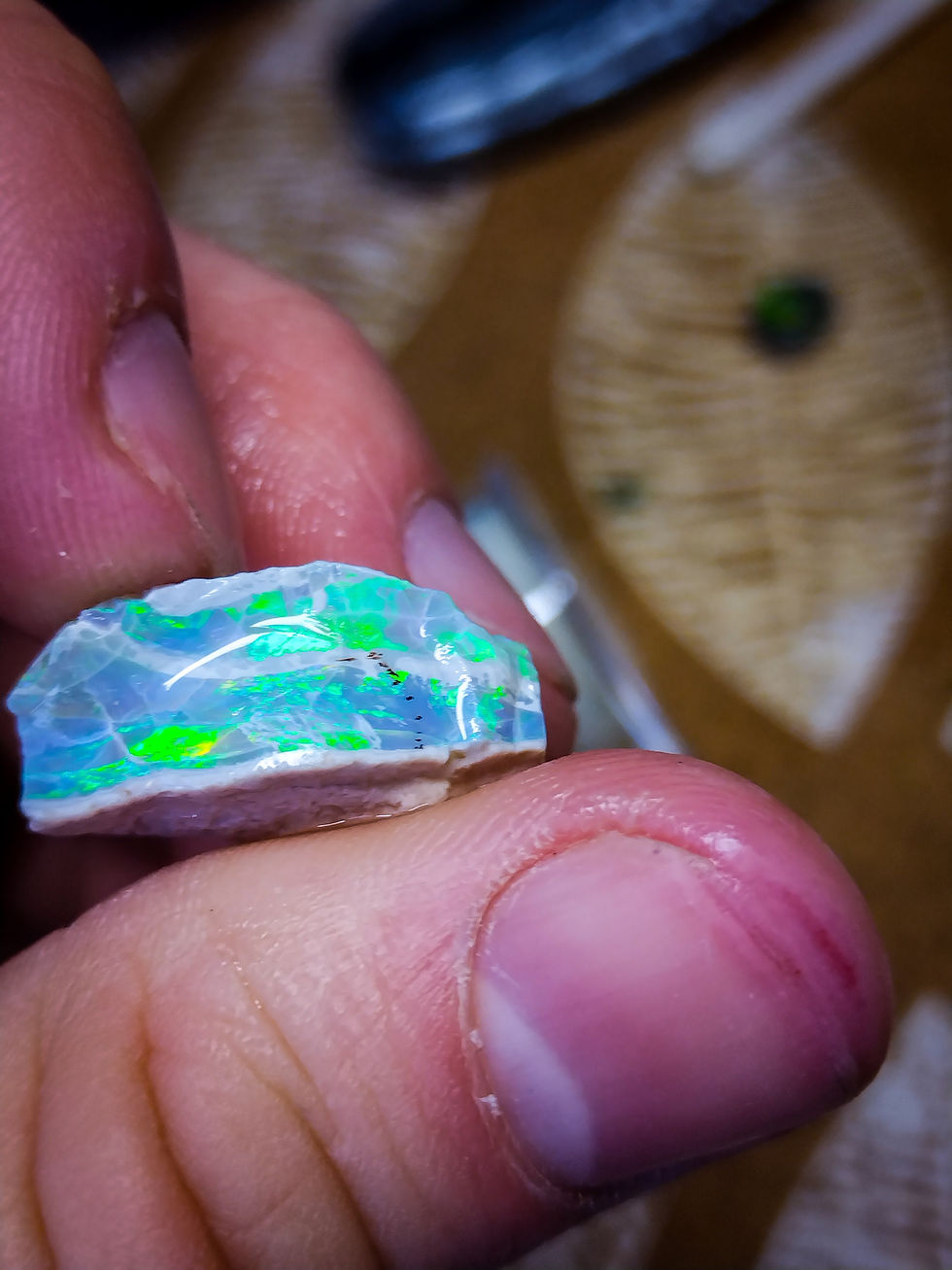 Miniature : Opale cristal brute d'Australie de Lightning Ridge, avec deux barres de couleurs