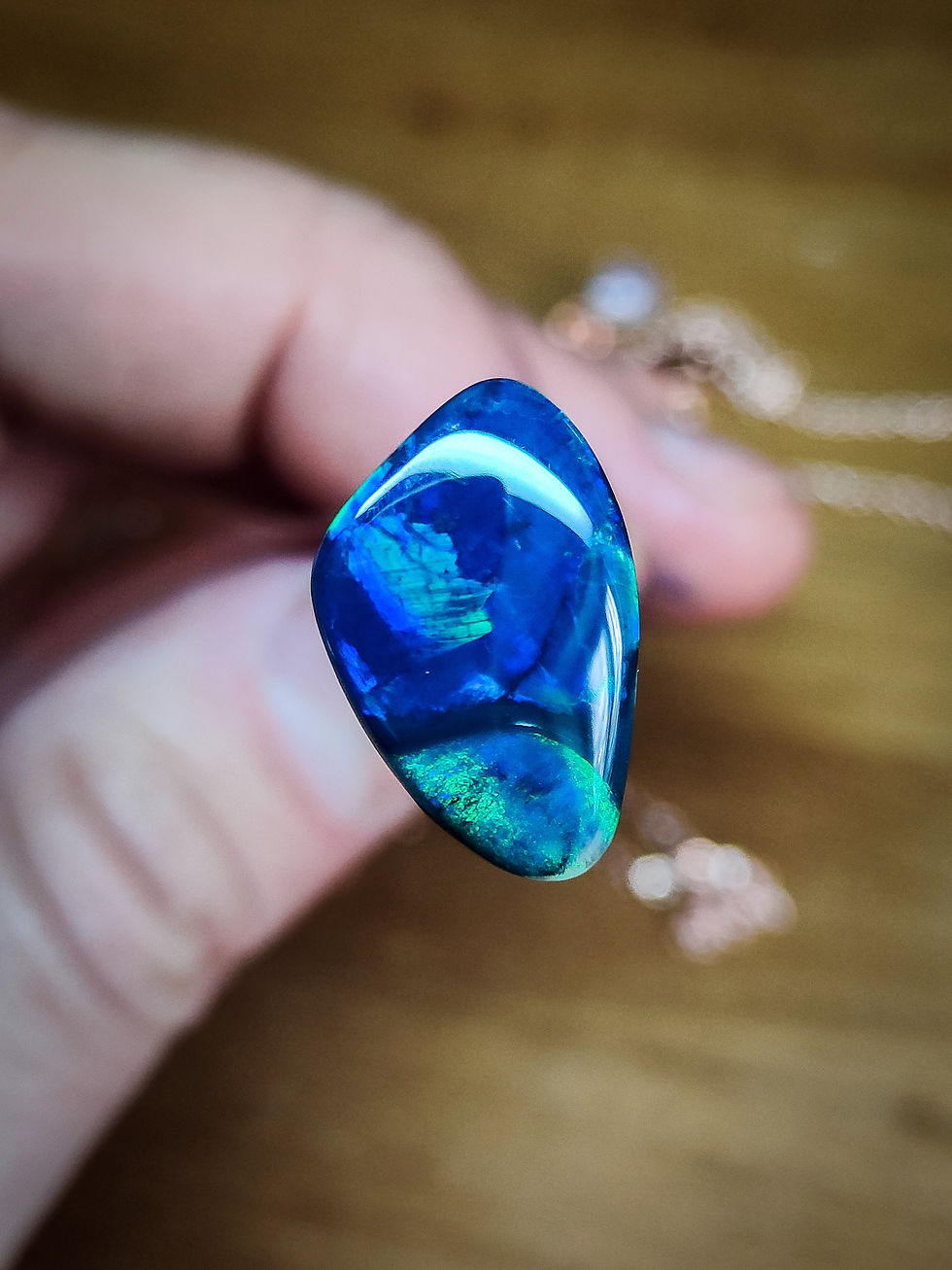 Miniature : Jolie et originale Opale noire d'Australie, Lightning Ridge, 4.5 carats