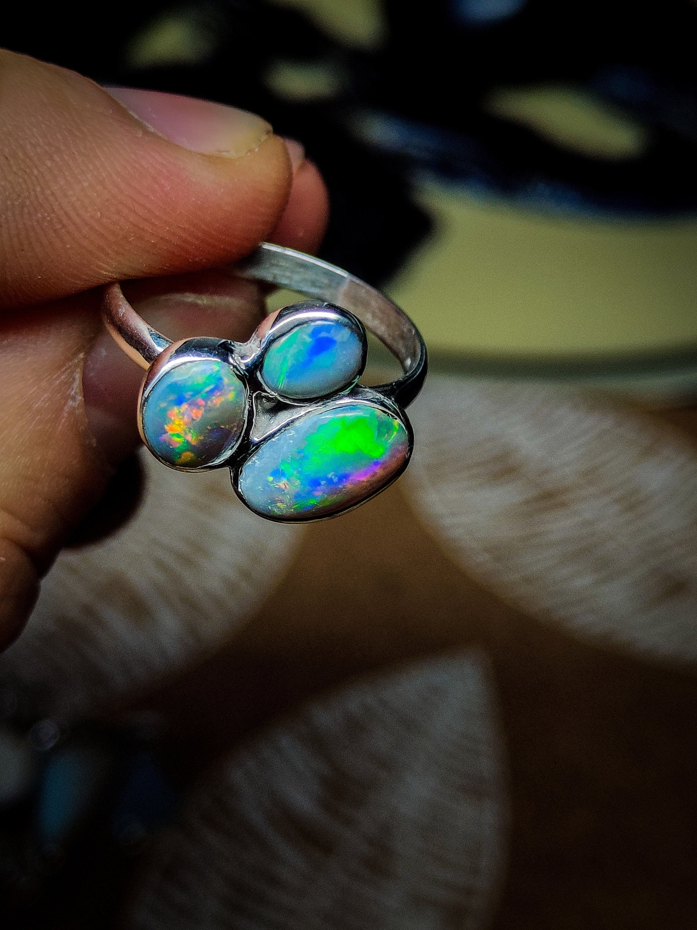 Sublime bague triple opales sombres d'Australie argent 925, taille 54 FR, 7 US, 