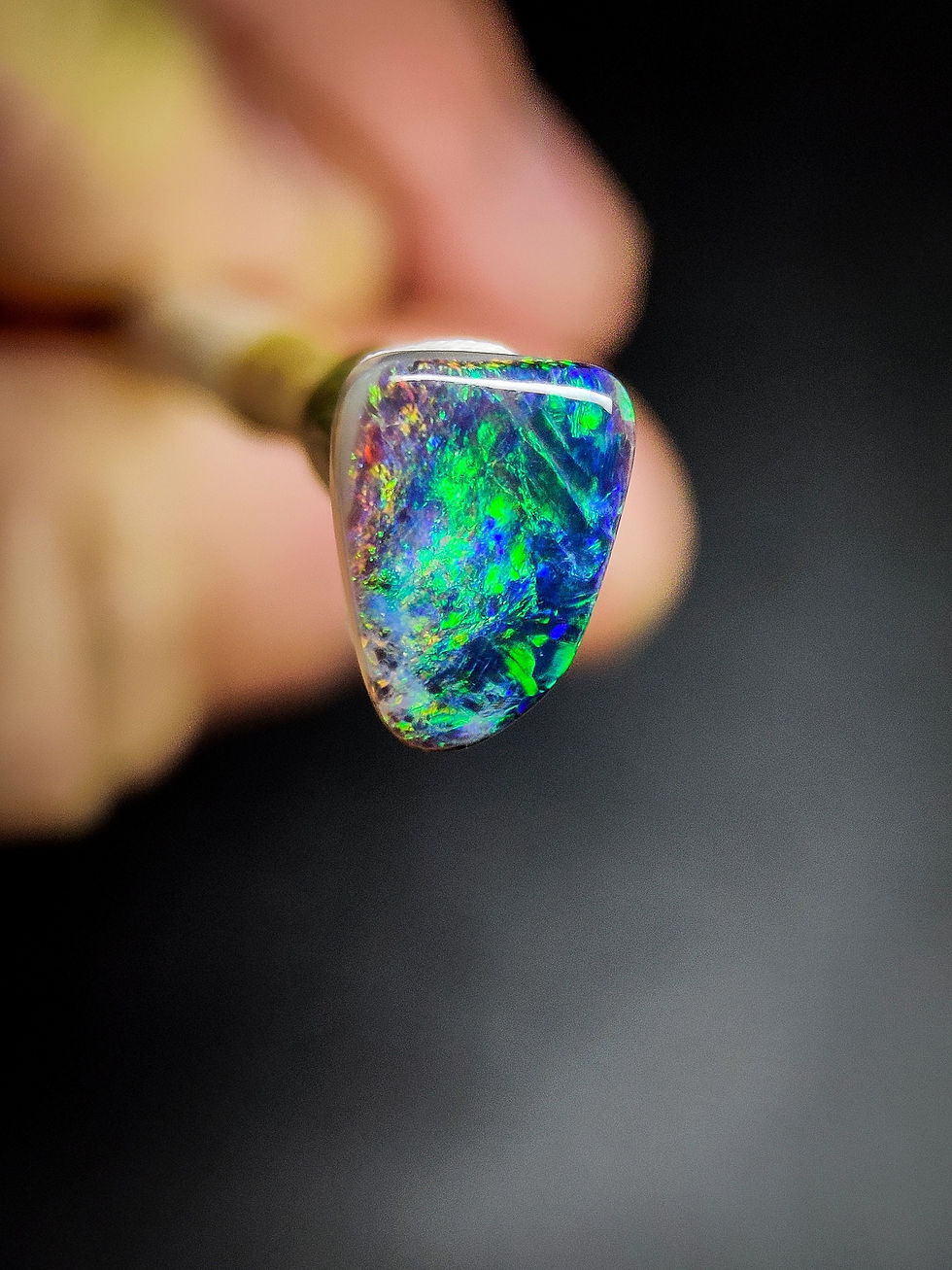 Miniature : Superbe petite Opale noire d'Australie, Lightning Ridge, 0.92 carats