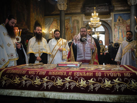 На Велики петък тържествено бе изнесена Христовата Плащаница