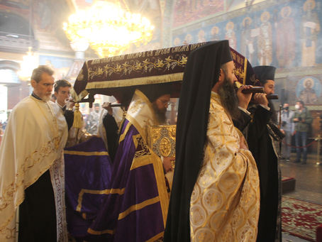 В катедралата "Св. Неделя" бяха отслужени Царски часове и вечерня с изнасяне на Христовата плащаница
