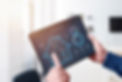 concept-application-systeme-controle-maison-intelligente-tout-ecran-tablette-dans-mains-ho