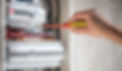 homme-technicien-electricien-travaillant-dans-tableau-fusibles-installation-connexion-equi
