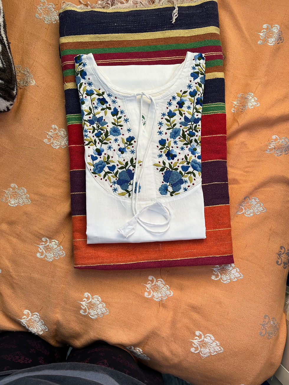 थंबनेल: KABUSI HEMP KURTA - NEELA PHOOL