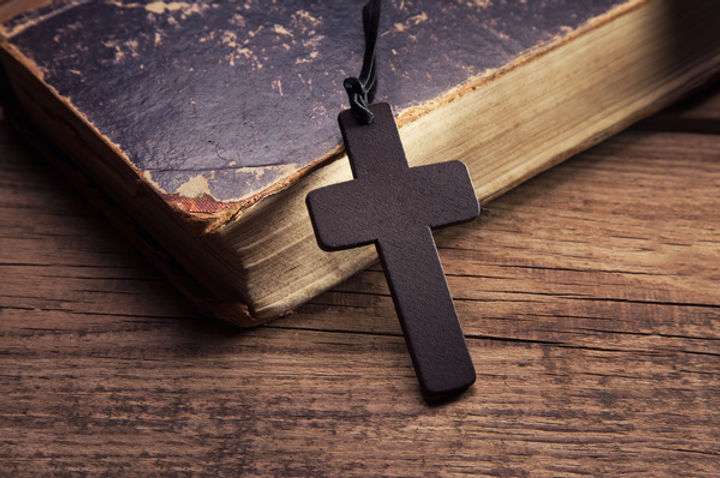 Cross-with-the-Bible-HD-picture.jpg