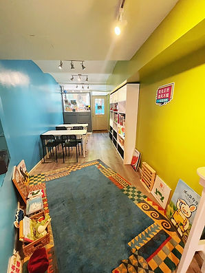 SolarFish Mandarin classroom with colorful rug, children’s books, and study tables for Mandarin learning in Manhattan campus
