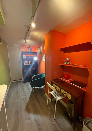 SolarFish Mandarin classroom reading corner with study desk, bookshelf, and cozy learning space in Manhattan campus