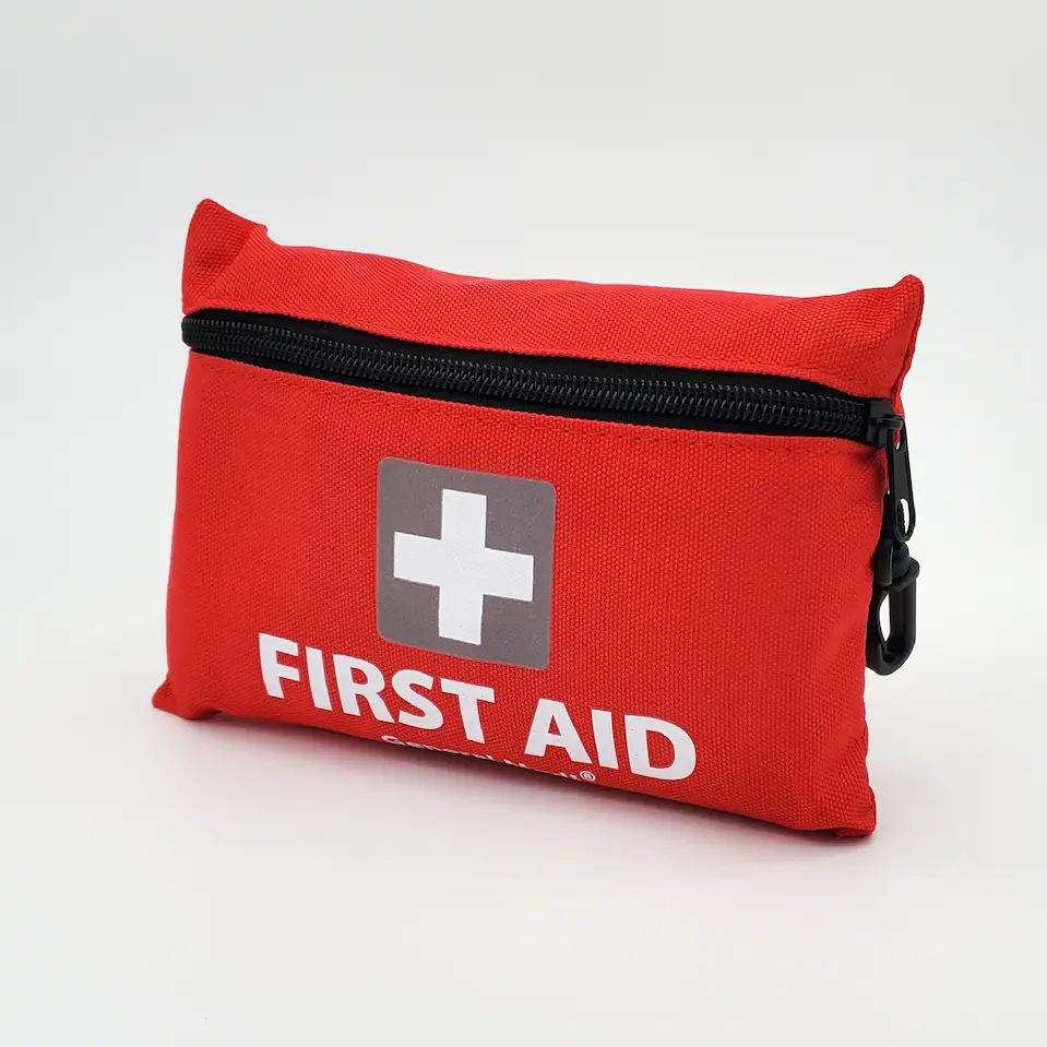 Trousse de premiers secours rouge vue de face