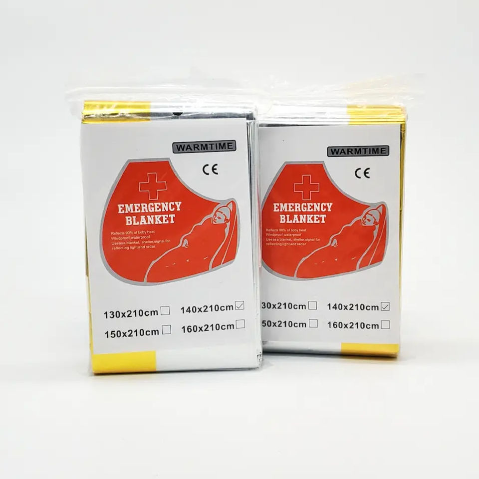Miniature : Deux couvertures de survie de couleurs or et argent dans leurs emballages.