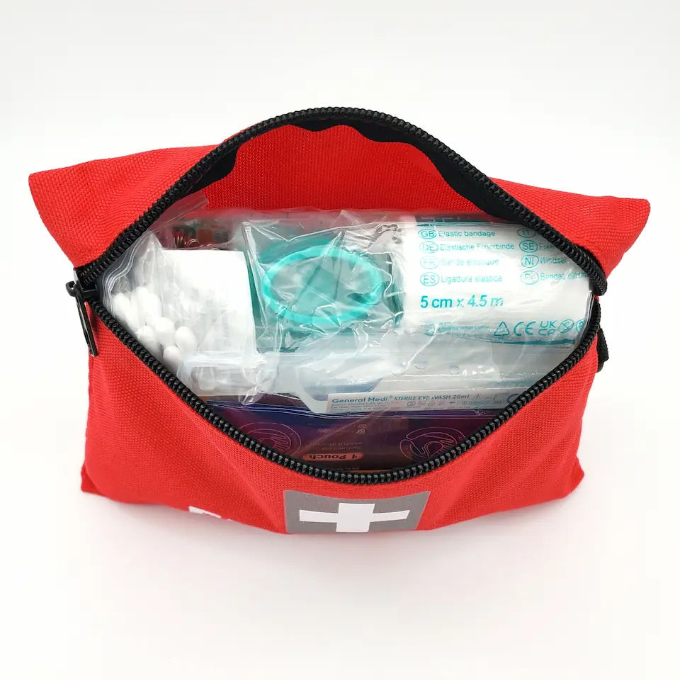 Miniature : Trousse de premiers secours rouge ouverte et vue du dessus