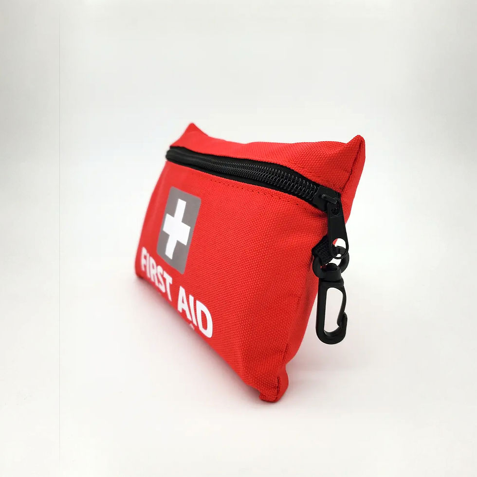 Trousse de premiers secours rouge vue de trois quart