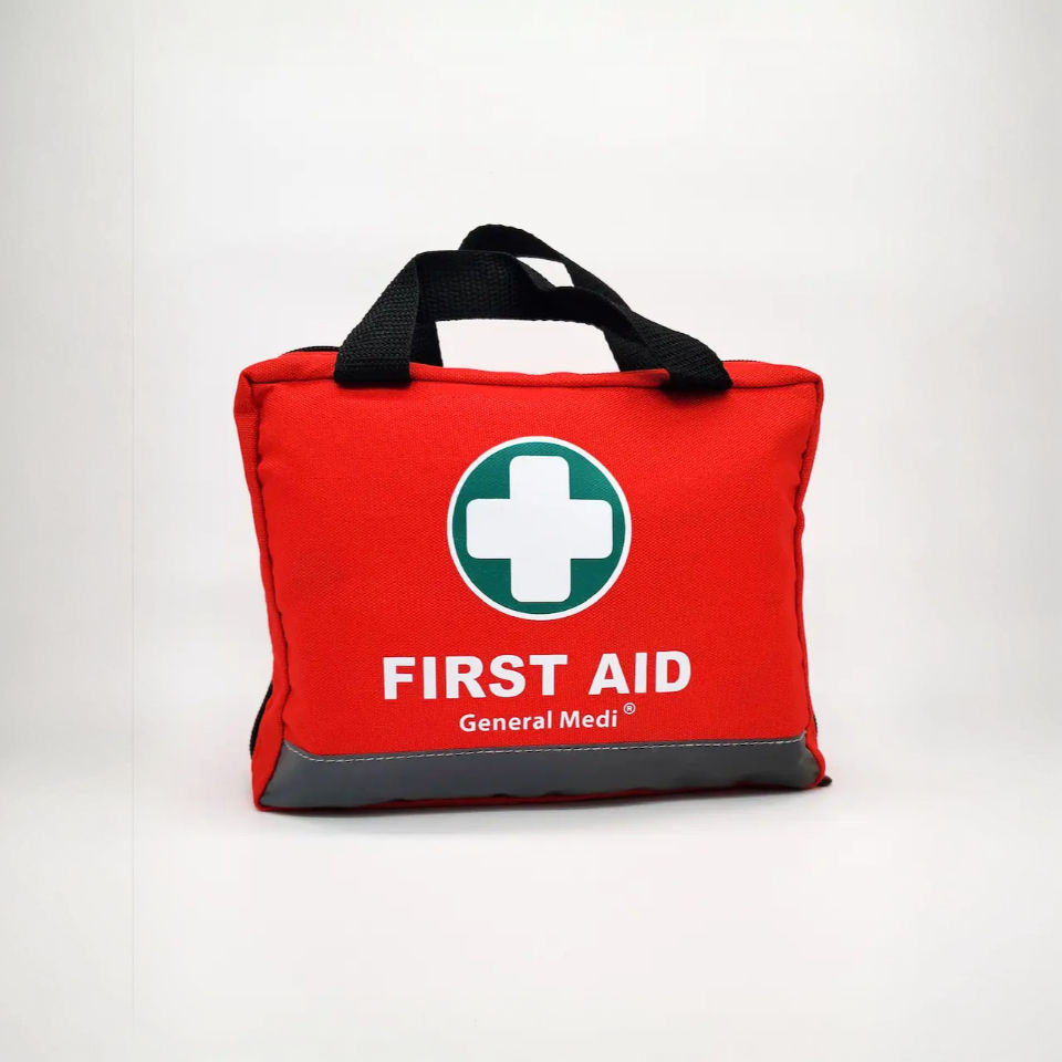 Trousse de premiers secours rouge vue de face
