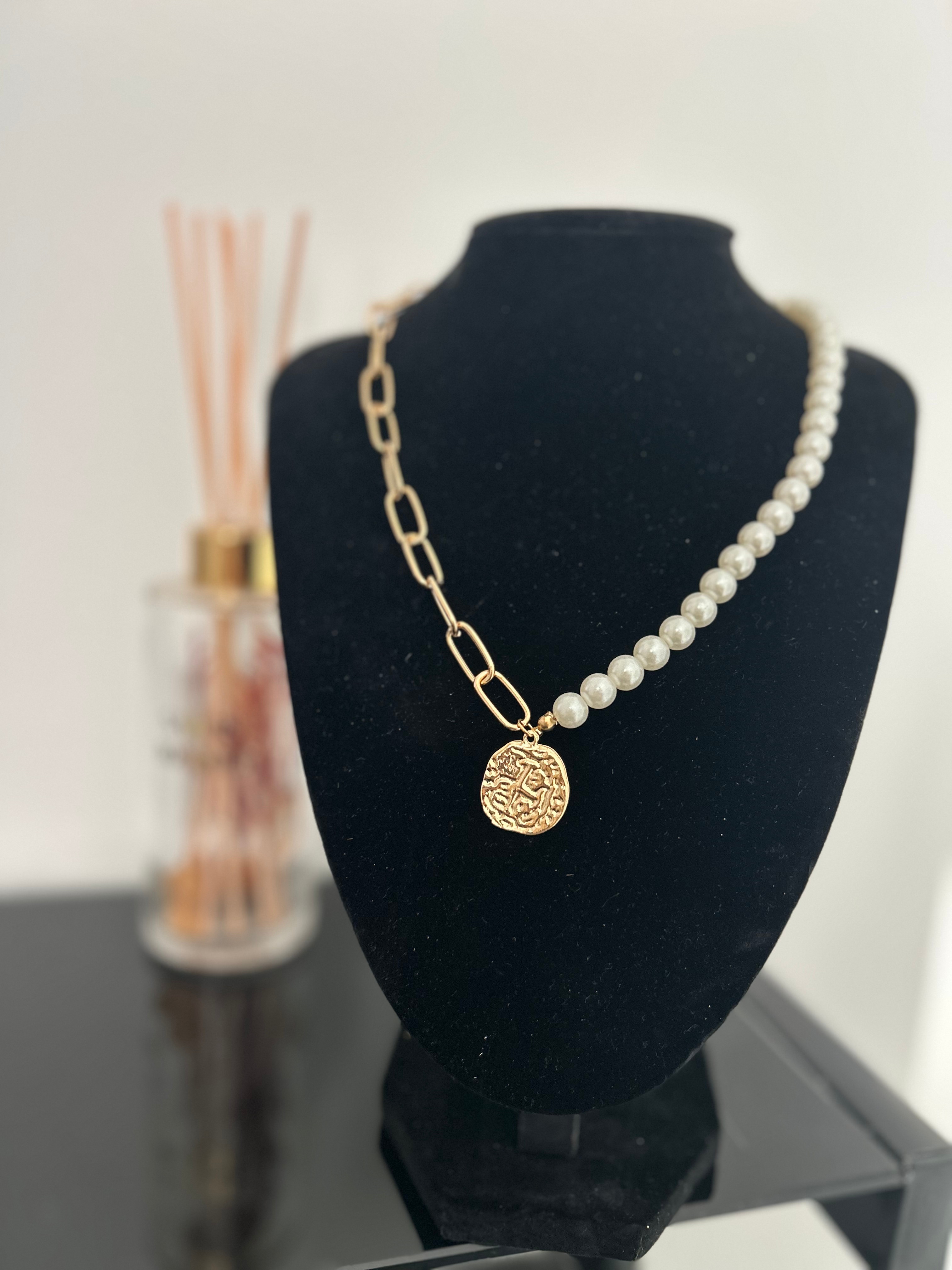 Un superbe collier composé de chaînes argentées modernes et de rangs de perles n