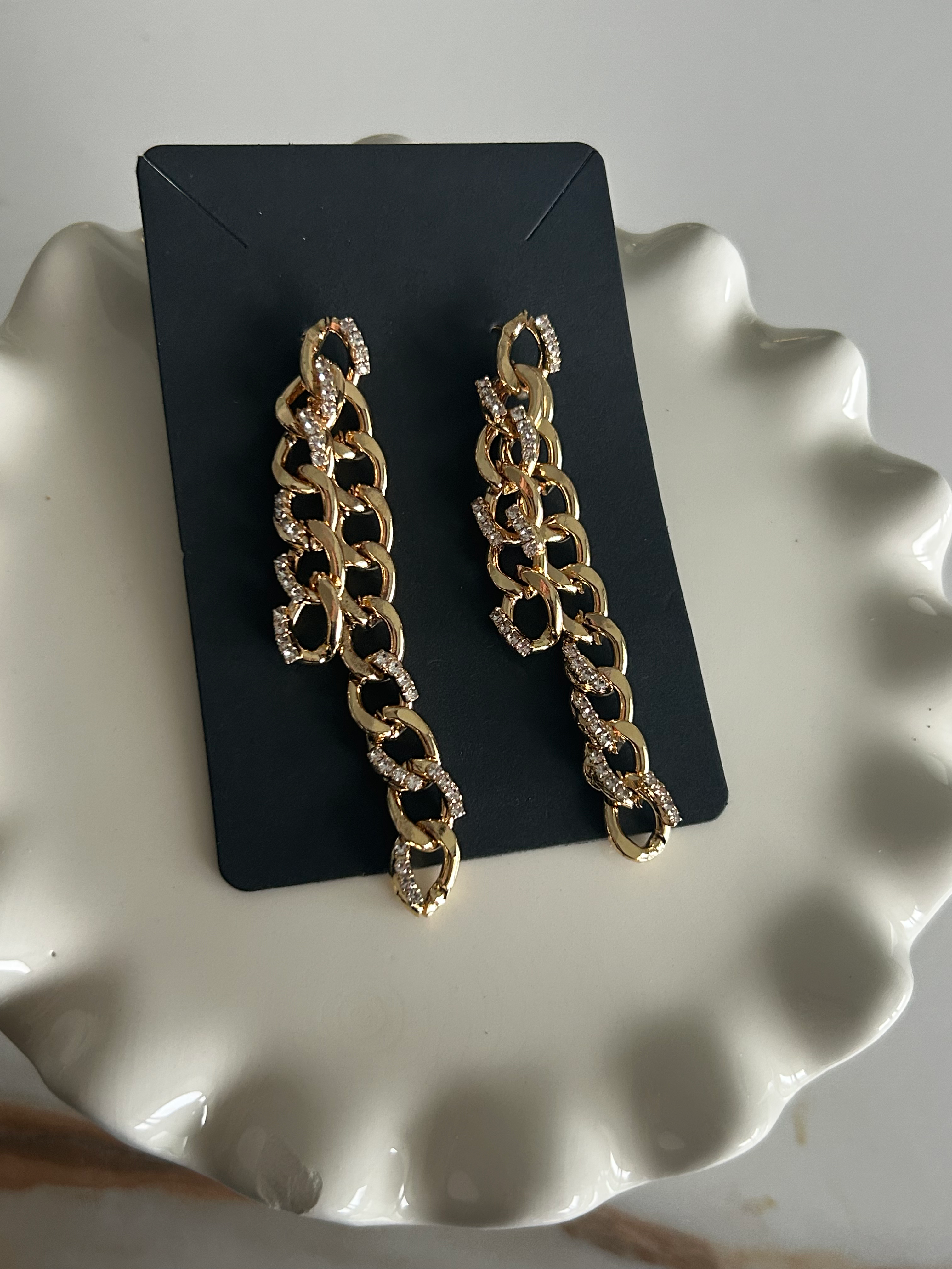 Boucles d’oreilles longues maillons dorés & strass
