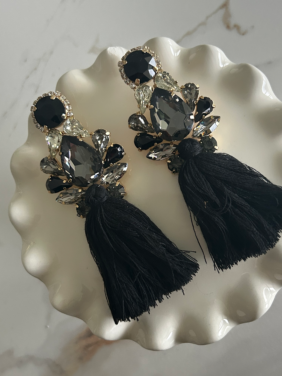 Maxi boucles d’oreilles cristal noir & pompon