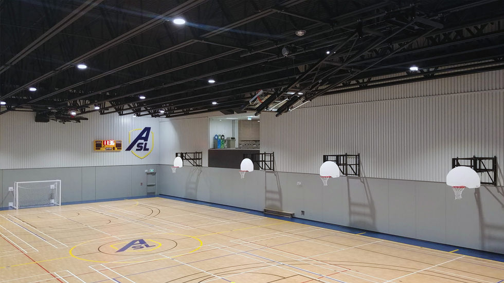 Fabrication, installation de paniers de basketball pliant accroché à la structure du toit et au mur.